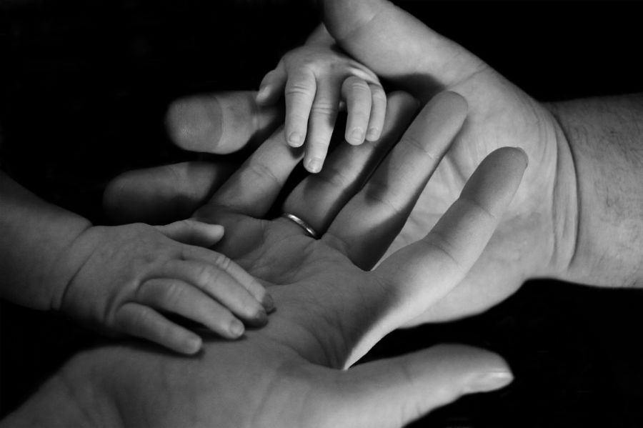 dłonie rodzica i dziecka